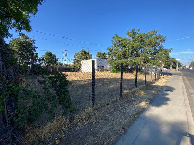 128 W Houston Avenue, Visalia, CA 93291