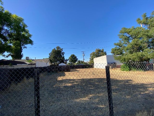 128 W Houston Avenue, Visalia, CA 93291