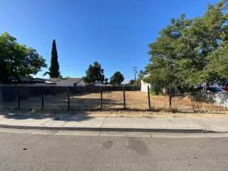 128 W Houston Avenue, Visalia, CA 93291