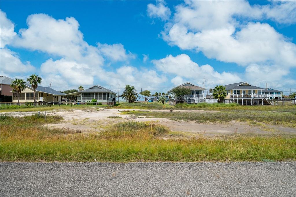 911 S Magnolia St, Rockport, TX 78382 — photo 2