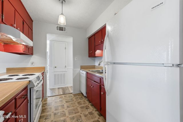 16 Crestview Place, Spring Lake, NC 28390