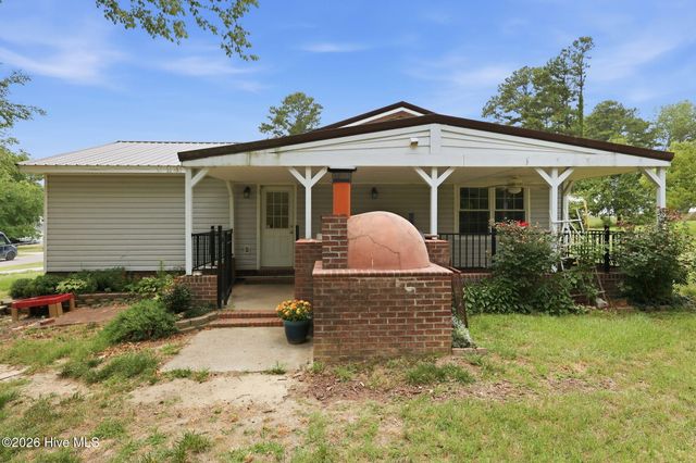 16 Crestview Place, Spring Lake, NC 28390