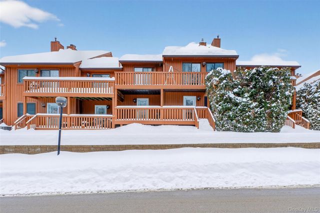 202 Falcon Court, Poughkeepsie, NY 12603