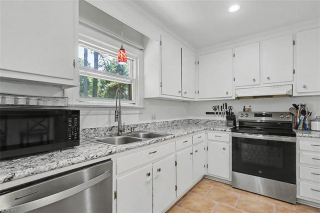 7042 East View RD, Hayes, VA 23072