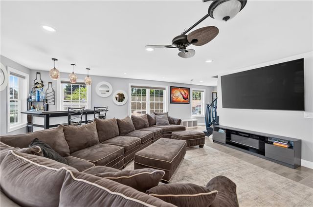 318 Farmington Avenue, Cranston, RI 02920