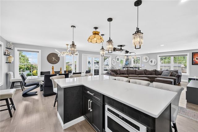 318 Farmington Avenue, Cranston, RI 02920