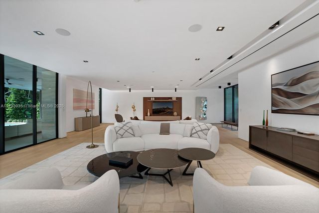 4040 Kiaora St, Miami, FL 33133