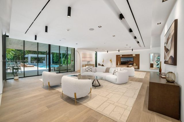 4040 Kiaora St, Miami, FL 33133