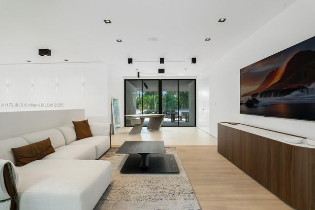 4040 Kiaora St, Miami, FL 33133