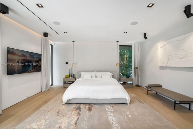 4040 Kiaora St, Miami, FL 33133