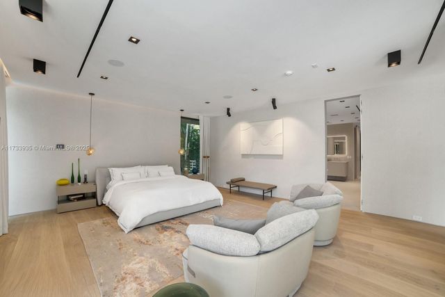 4040 Kiaora St, Miami, FL 33133