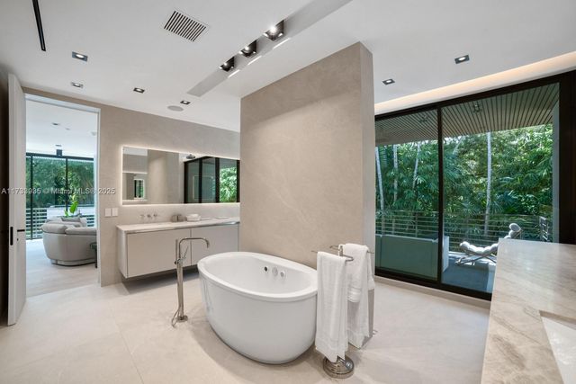 4040 Kiaora St, Miami, FL 33133