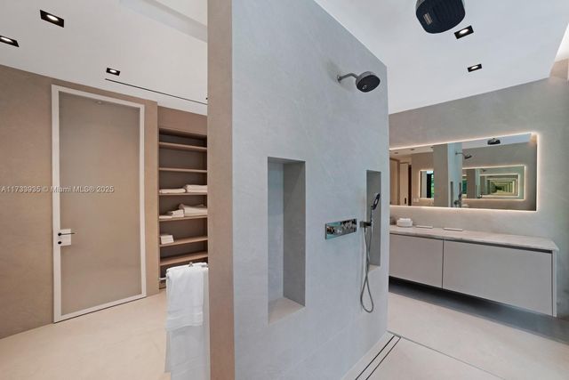 4040 Kiaora St, Miami, FL 33133