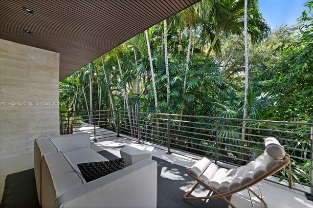 4040 Kiaora St, Miami, FL 33133