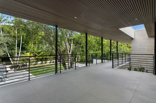 4040 Kiaora St, Miami, FL 33133