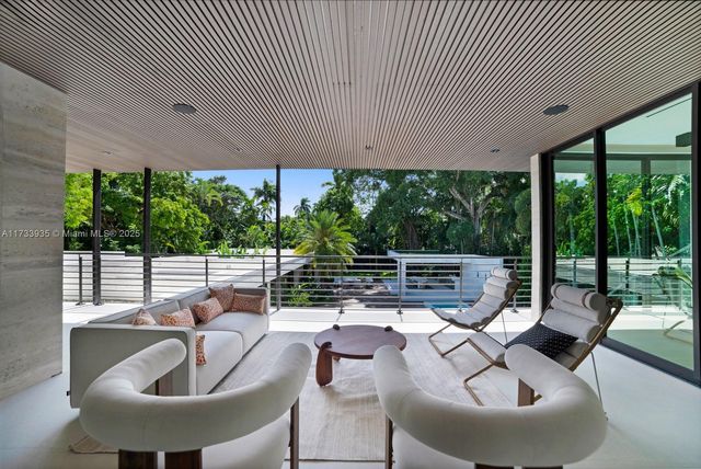 4040 Kiaora St, Miami, FL 33133