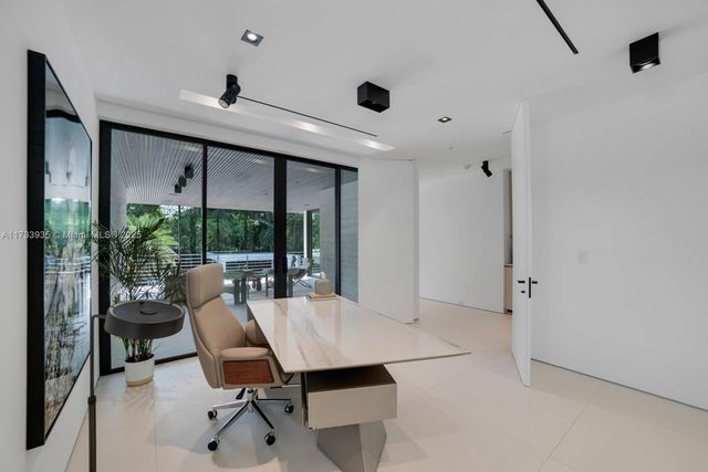 4040 Kiaora St, Miami, FL 33133