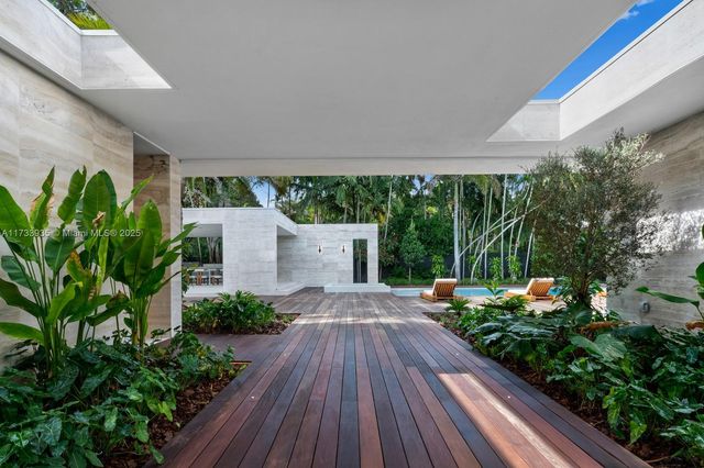 4040 Kiaora St, Miami, FL 33133