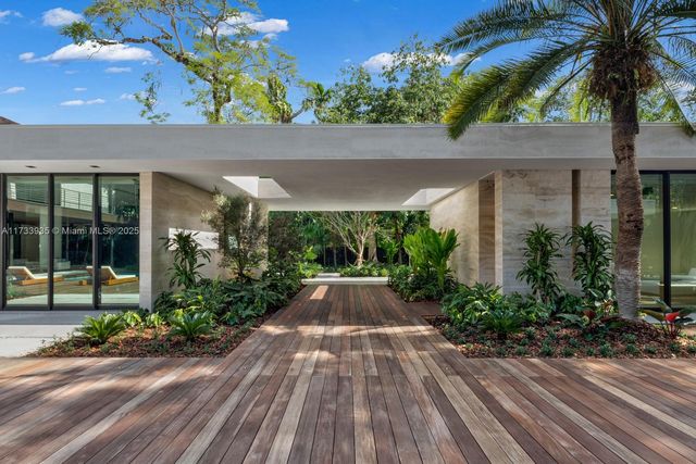 4040 Kiaora St, Miami, FL 33133