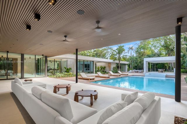 4040 Kiaora St, Miami, FL 33133