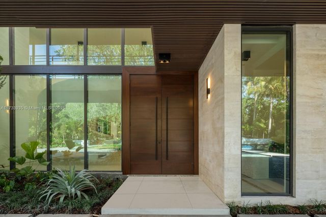 4040 Kiaora St, Miami, FL 33133