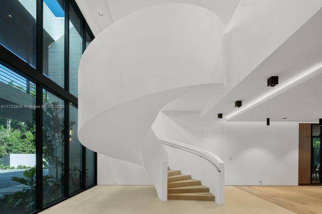 4040 Kiaora St, Miami, FL 33133