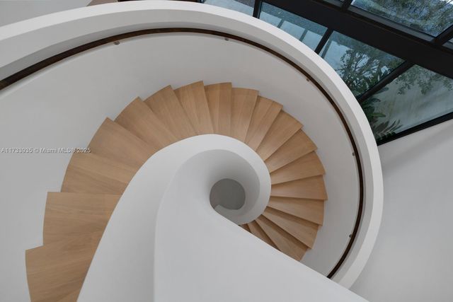 4040 Kiaora St, Miami, FL 33133