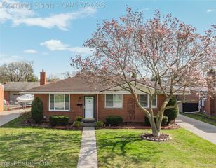 4656 Buckingham Drive, Warren, MI 48092