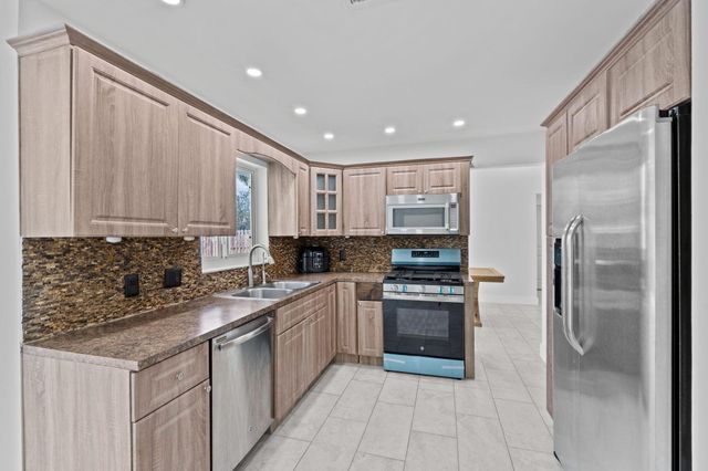 11831 NW 38th Place, Sunrise, FL 33323