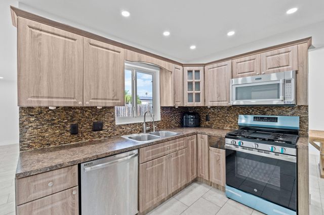 11831 NW 38th Place, Sunrise, FL 33323