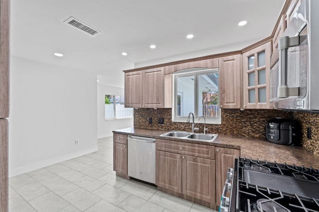 11831 NW 38th Place, Sunrise, FL 33323