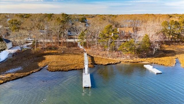 197 Monomoscoy Rd, Mashpee, MA 02649