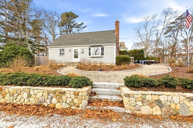 197 Monomoscoy Rd, Mashpee, MA 02649