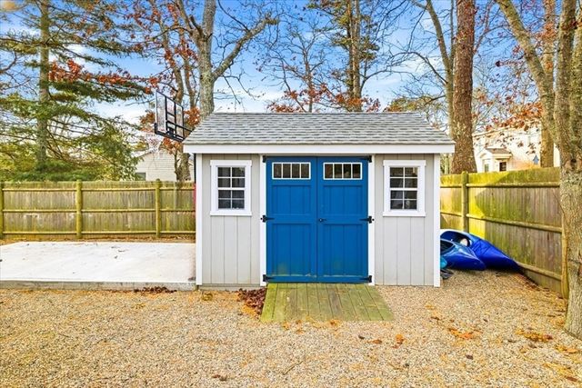 197 Monomoscoy Rd, Mashpee, MA 02649