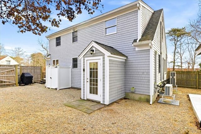 197 Monomoscoy Rd, Mashpee, MA 02649