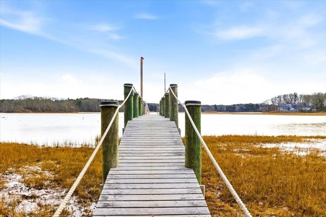 197 Monomoscoy Rd, Mashpee, MA 02649