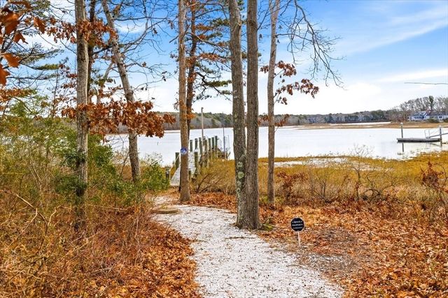 197 Monomoscoy Rd, Mashpee, MA 02649