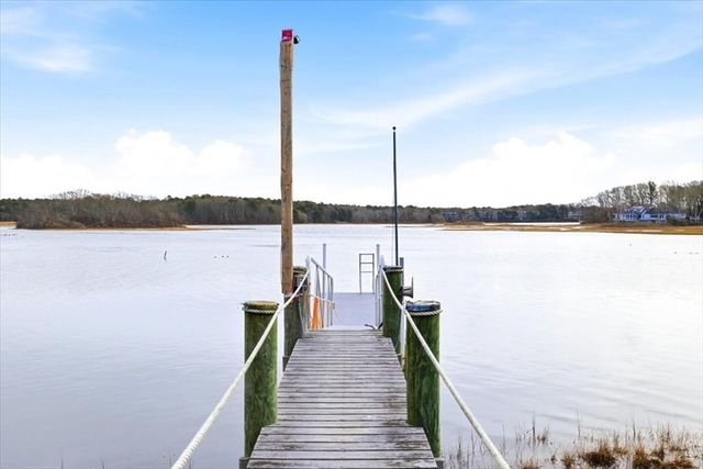 197 Monomoscoy Rd, Mashpee, MA 02649