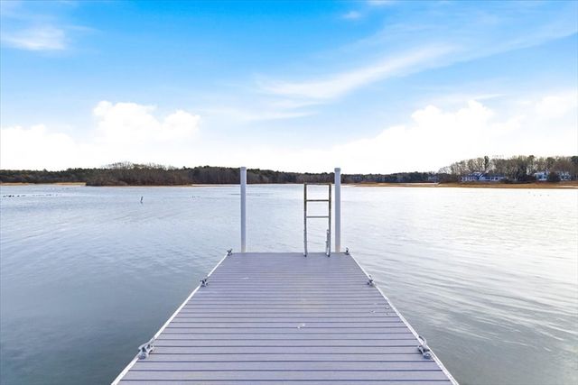 197 Monomoscoy Rd, Mashpee, MA 02649