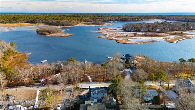 197 Monomoscoy Rd, Mashpee, MA 02649