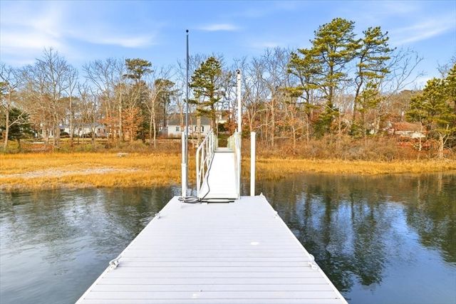 197 Monomoscoy Rd, Mashpee, MA 02649