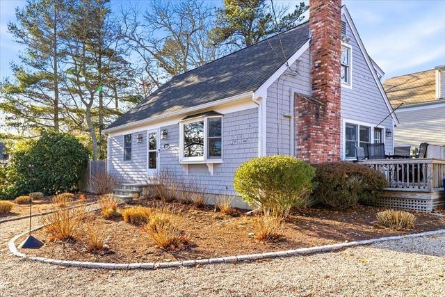 197 Monomoscoy Rd, Mashpee, MA 02649