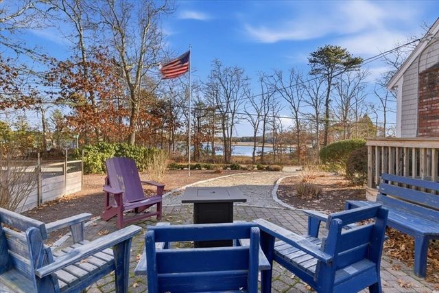 197 Monomoscoy Rd, Mashpee, MA 02649