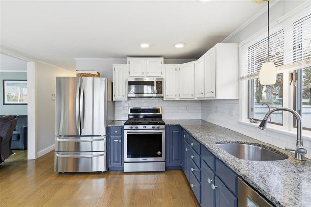 197 Monomoscoy Rd, Mashpee, MA 02649