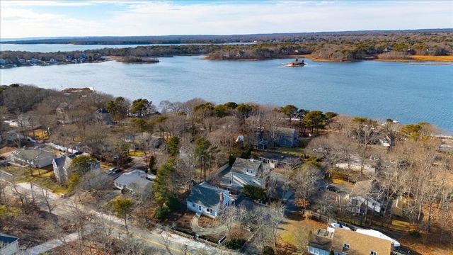 197 Monomoscoy Rd, Mashpee, MA 02649