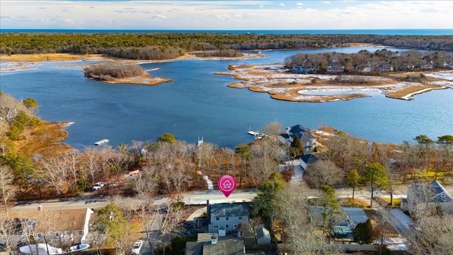 197 Monomoscoy Rd, Mashpee, MA 02649
