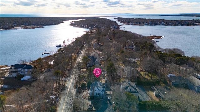 197 Monomoscoy Rd, Mashpee, MA 02649