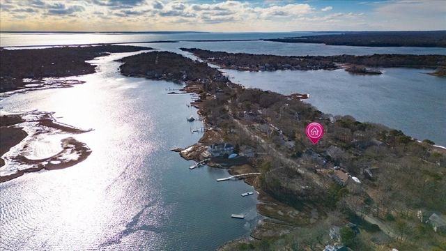 197 Monomoscoy Rd, Mashpee, MA 02649