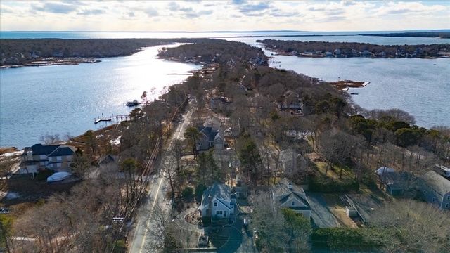 197 Monomoscoy Rd, Mashpee, MA 02649