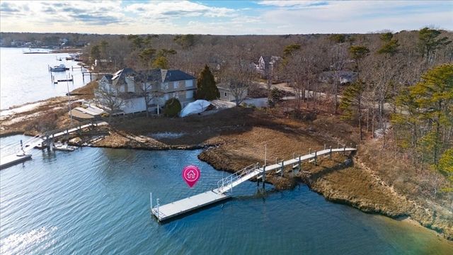 197 Monomoscoy Rd, Mashpee, MA 02649